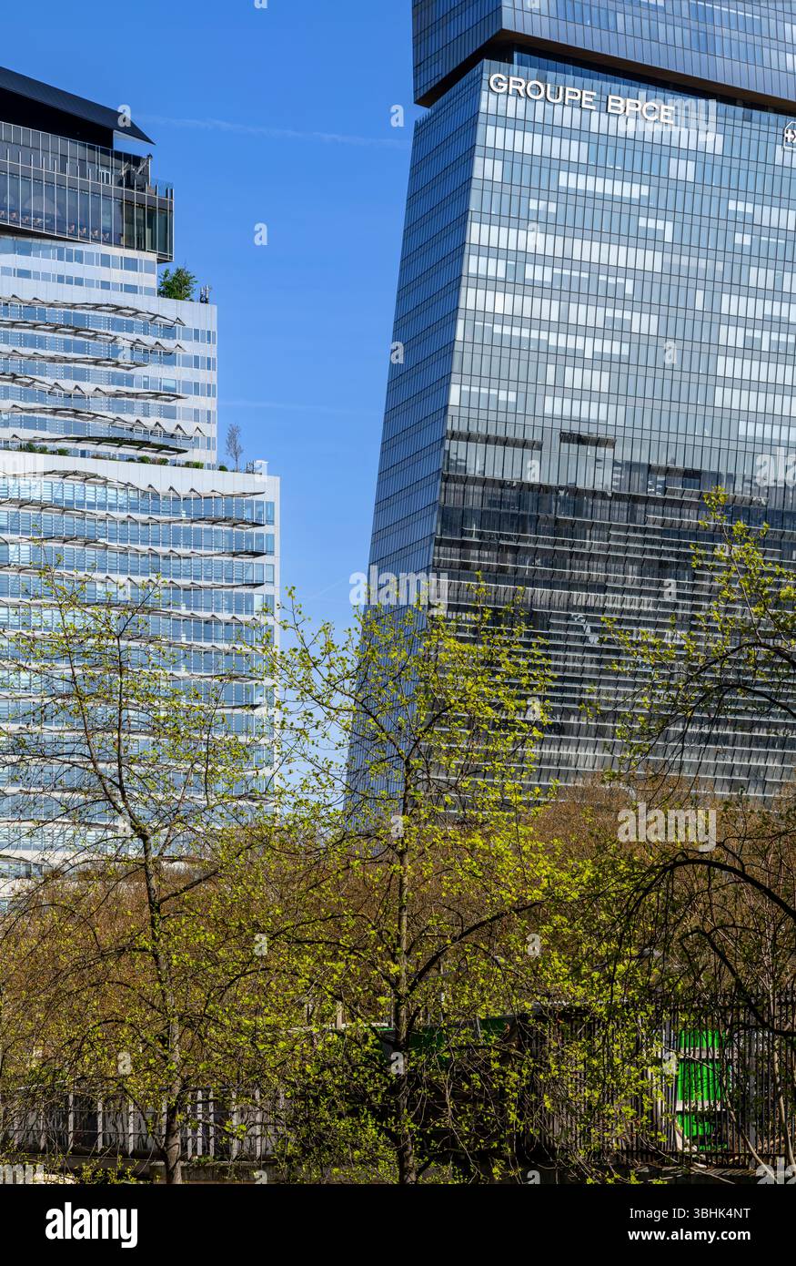 Tours Duo - un paio di raschietti pendenti verso l'esterno dell'architetto Jean Nouvel. Contiene uffici, negozi, ristorante e bar con terrazza panoramica. Foto Stock