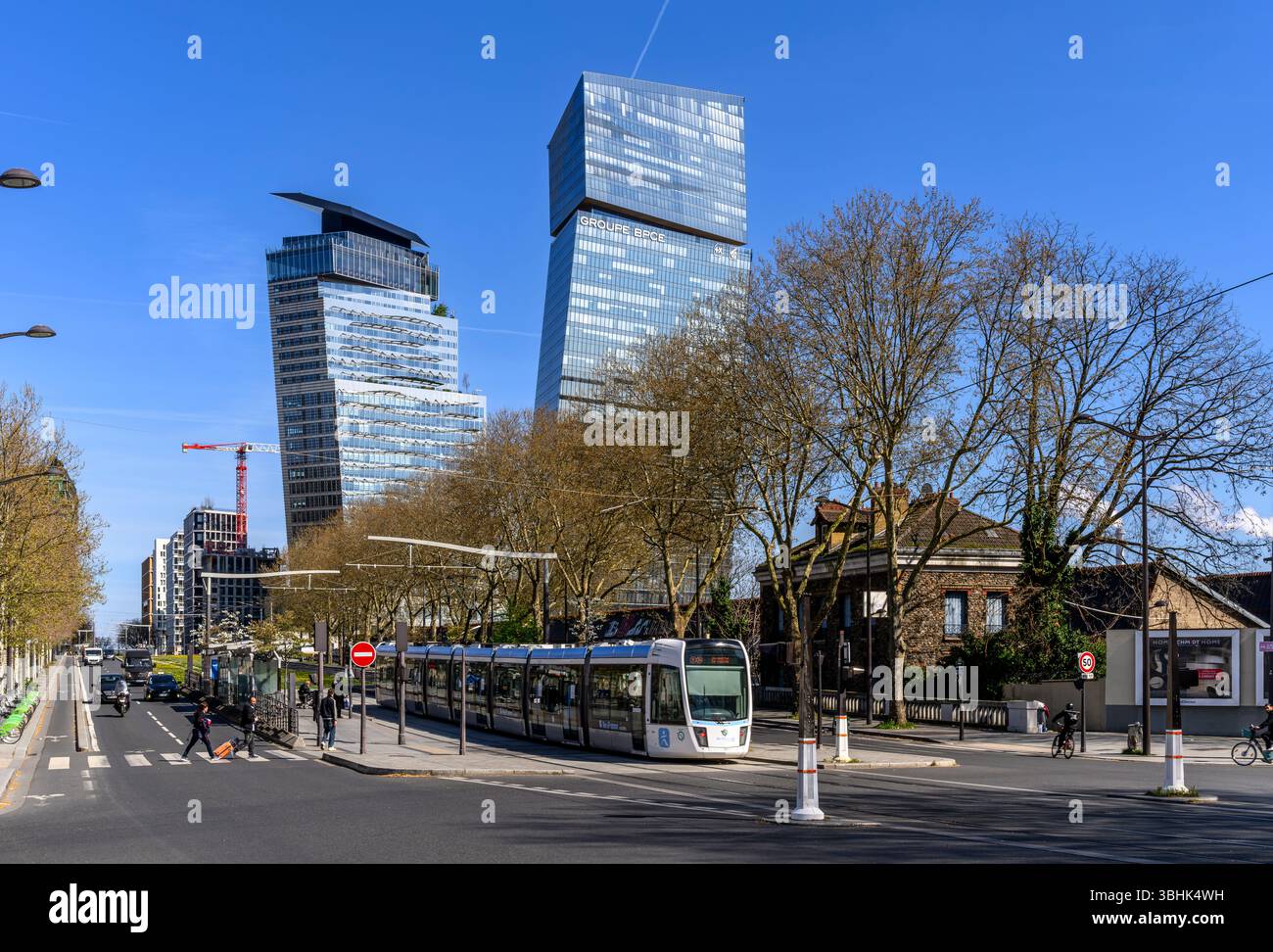 Tours Duo - un paio di raschietti pendenti verso l'esterno dell'architetto Jean Nouvel. Contiene uffici, negozi, ristorante e bar con terrazza panoramica. Foto Stock
