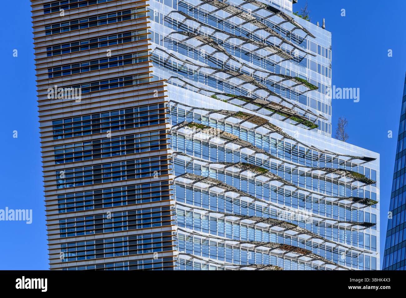 Tours Duo - un paio di raschietti pendenti verso l'esterno dell'architetto Jean Nouvel. Contiene uffici, negozi, ristorante e bar con terrazza panoramica. Foto Stock