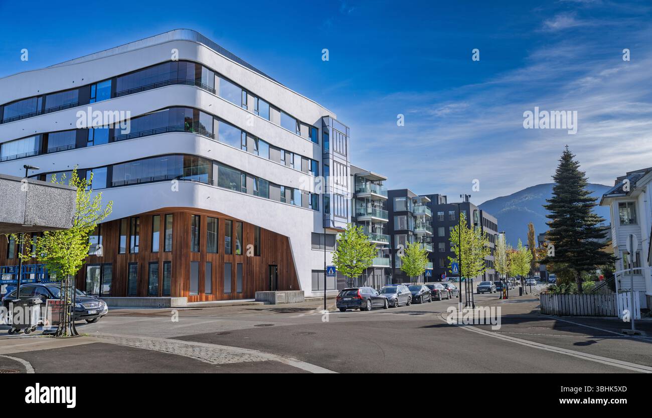 Edifici contemporanei in un paesaggio urbano dal design moderno, circondati da strade e alberi ben mantenuti sotto un cielo azzurro., Foerde, Norvegia Foto Stock