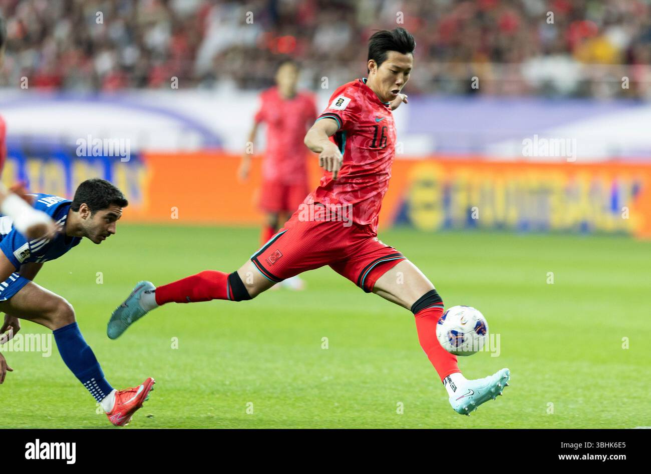 Seoul, Corea del Sud. 10 giugno 2025. Lee Han-beom (R) della Corea del Sud spara durante la partita del gruppo B delle qualificazioni asiatiche della Coppa del mondo FIFA 2026 tra Corea del Sud e Kuwait a Seul, Corea del Sud, 10 giugno 2025. Crediti: Jun Hyosang/Xinhua/Alamy Live News Foto Stock