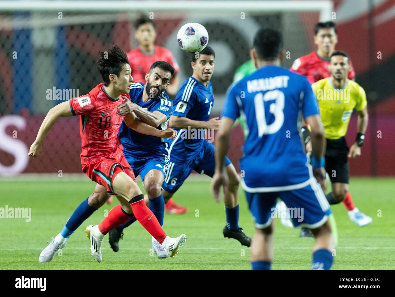 Seoul, Corea del Sud. 10 giugno 2025. Lee Kang-in (1° L) della Corea del Sud si batte per il pallone durante la partita di qualificazione al Mondiale FIFA 2026 del gruppo B tra Corea del Sud e Kuwait a Seoul, Corea del Sud, 10 giugno 2025. Crediti: Jun Hyosang/Xinhua/Alamy Live News Foto Stock