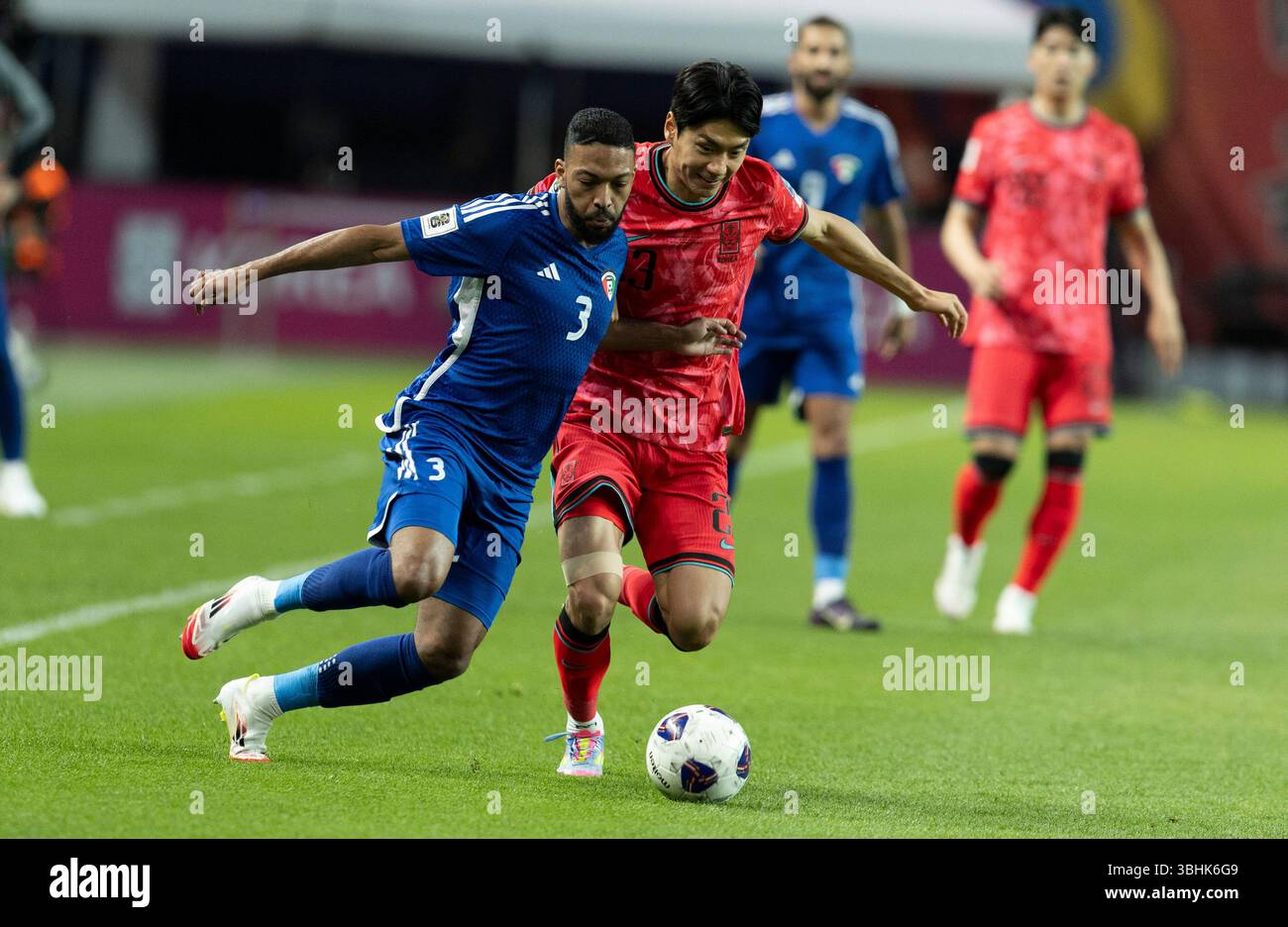 Seoul, Corea del Sud. 10 giugno 2025. Jeon Sejin (R) della Corea del Sud si batte contro Meshari Alenezi del Kuwait durante la partita del gruppo B delle qualificazioni asiatiche della Coppa del mondo FIFA 2026 tra Corea del Sud e Kuwait a Seoul, Corea del Sud, 10 giugno 2025. Crediti: Jun Hyosang/Xinhua/Alamy Live News Foto Stock