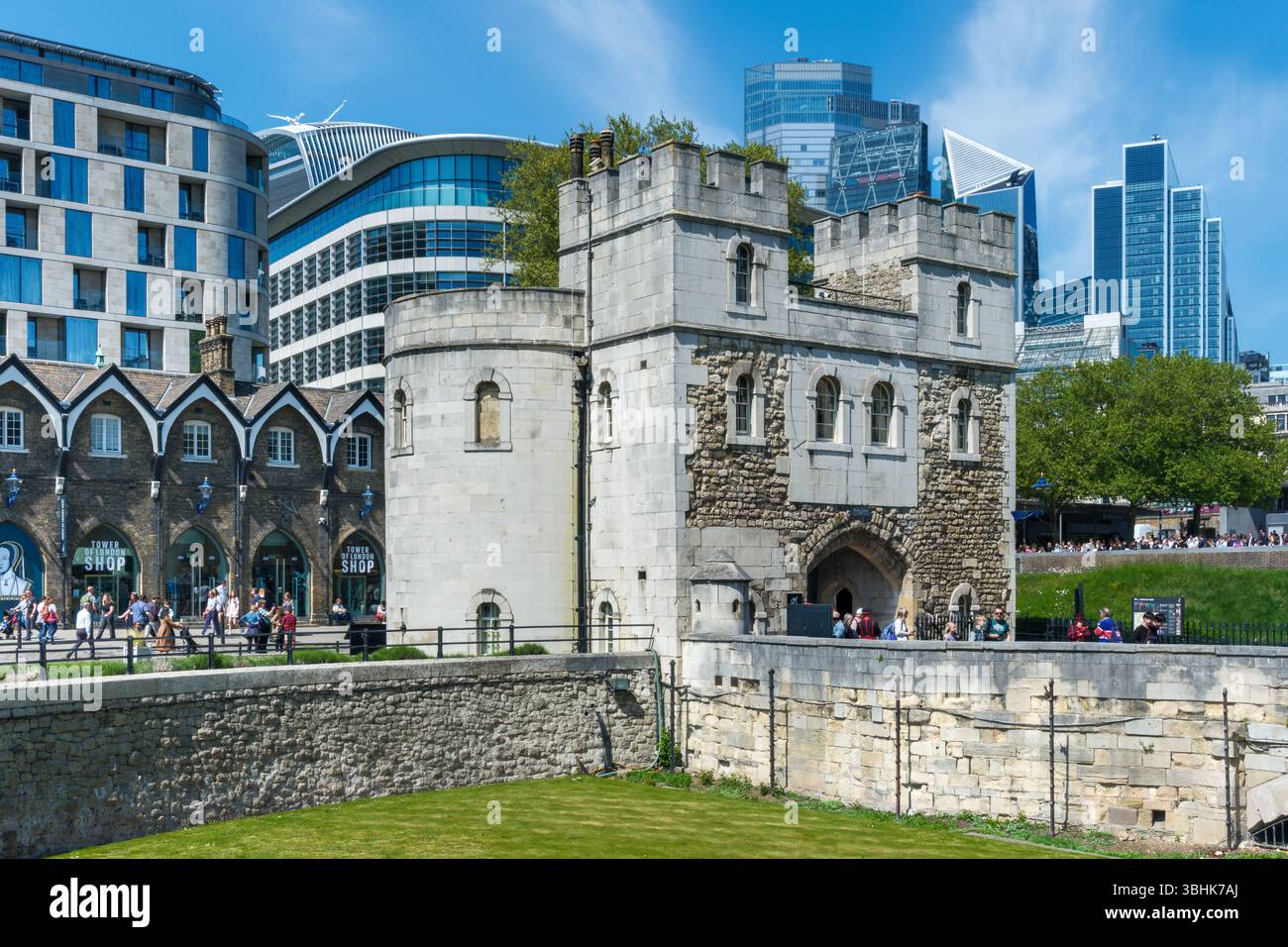 Londra, Inghilterra - la Middle Tower presso la Torre di Londra in una luminosa giornata primaverile nel centro di Londra. Foto Stock