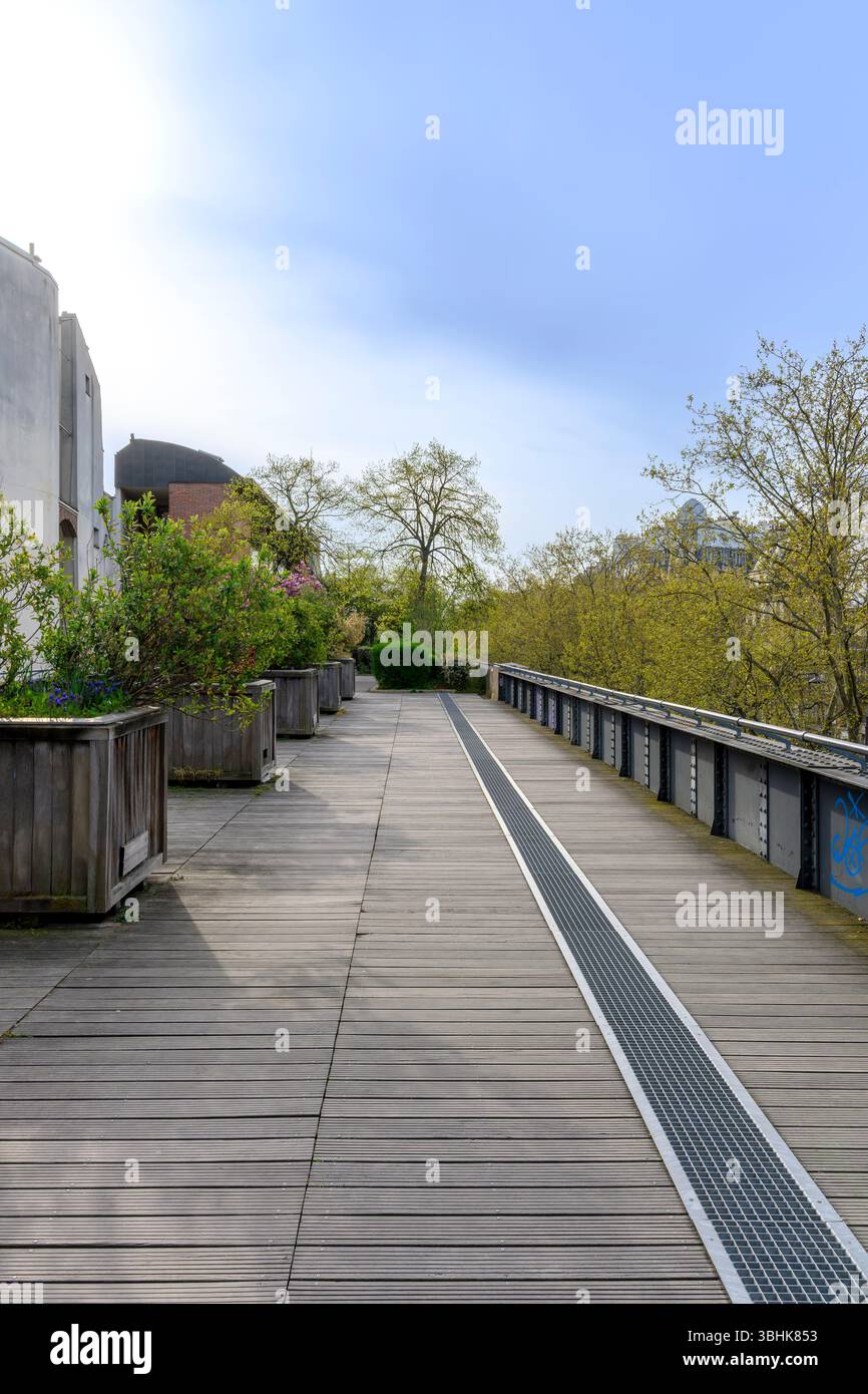 La Promonade piantata (Promenade Plantée o Coulée verte René-Dumont) a Parigi risale al 1980 che ispirò l'idea della New York High Line. Foto Stock