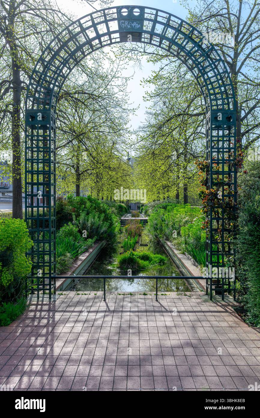 La Promonade piantata (Promenade Plantée o Coulée verte René-Dumont) a Parigi risale al 1980 che ispirò l'idea della New York High Line. Foto Stock
