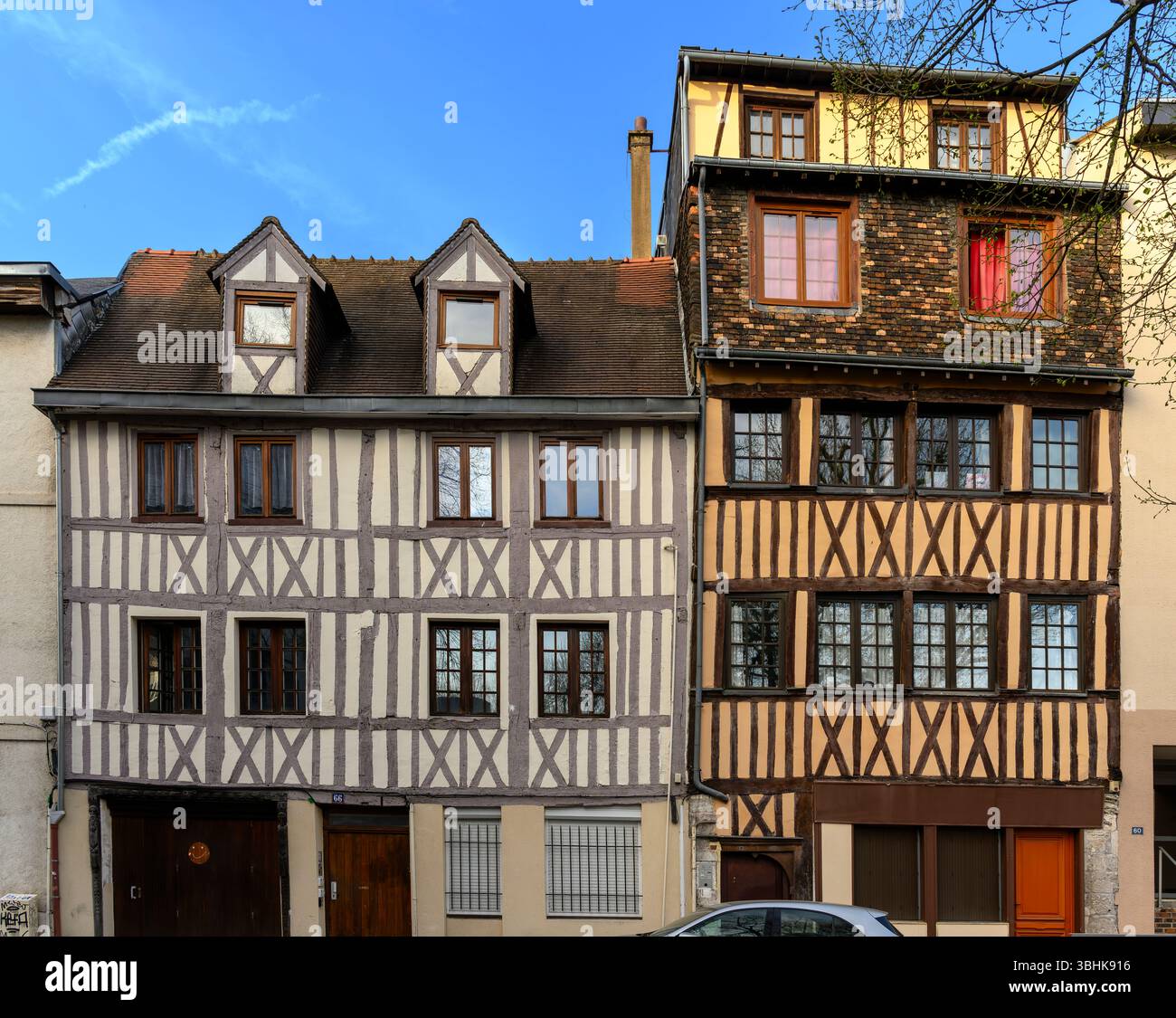 Caratteristiche case medievali e in legno nella zona più antica di Rouen, Normany, Francia. Ora per lo più convertito in aziende, case, negozi e hotel. Foto Stock