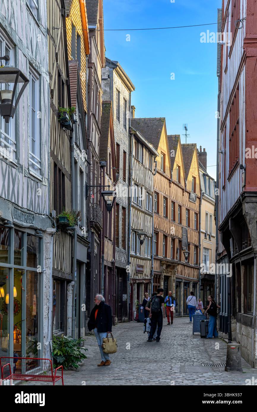 Caratteristiche case medievali e in legno nella zona più antica di Rouen, Normany, Francia. Ora per lo più convertito in aziende, case, negozi e hotel. Foto Stock