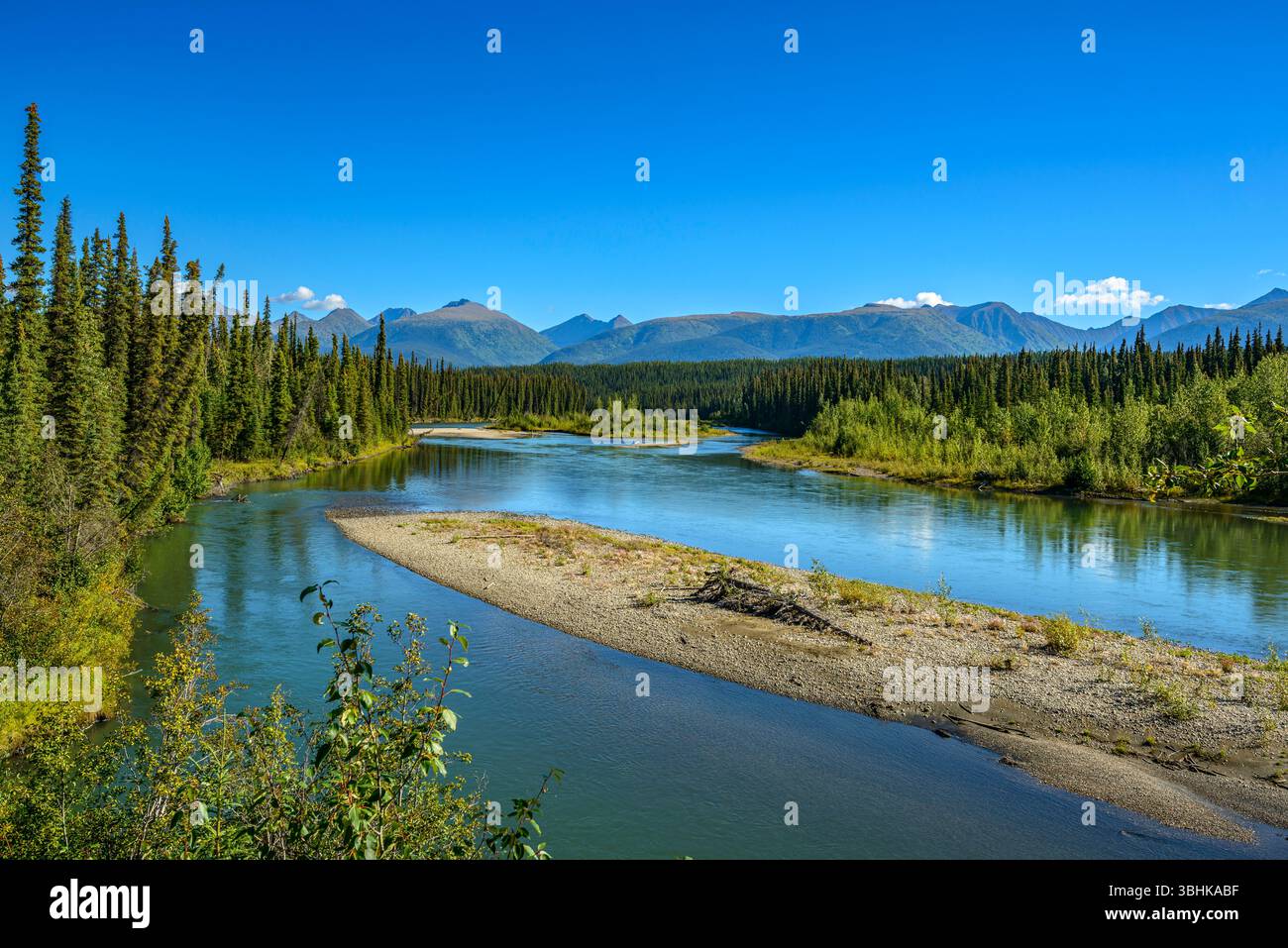 Il fiume Hyland lungo la Nahanni Range Road nel territorio dello Yukon del Canada Foto Stock