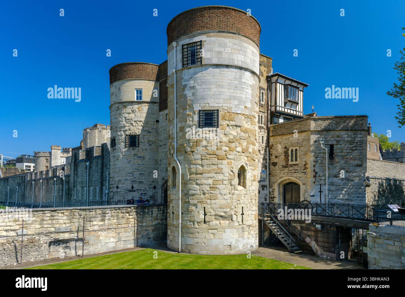 Londra, Inghilterra - la Byward Tower presso la Torre di Londra in un luminoso giorno di primavera nel centro di Londra. Foto Stock