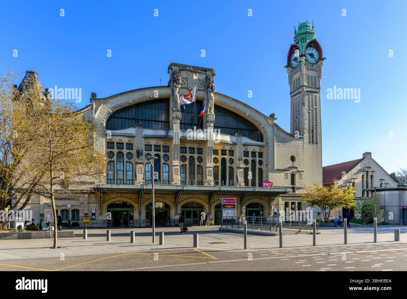 La stazione ferroviaria di Rouen-Rive-Droite è stata inaugurata nel 1928. Costruito in stile Art Nouveau dall'architetto Adolphe Dervaux. Serve anche le stazioni locali e le linee TGV. Foto Stock