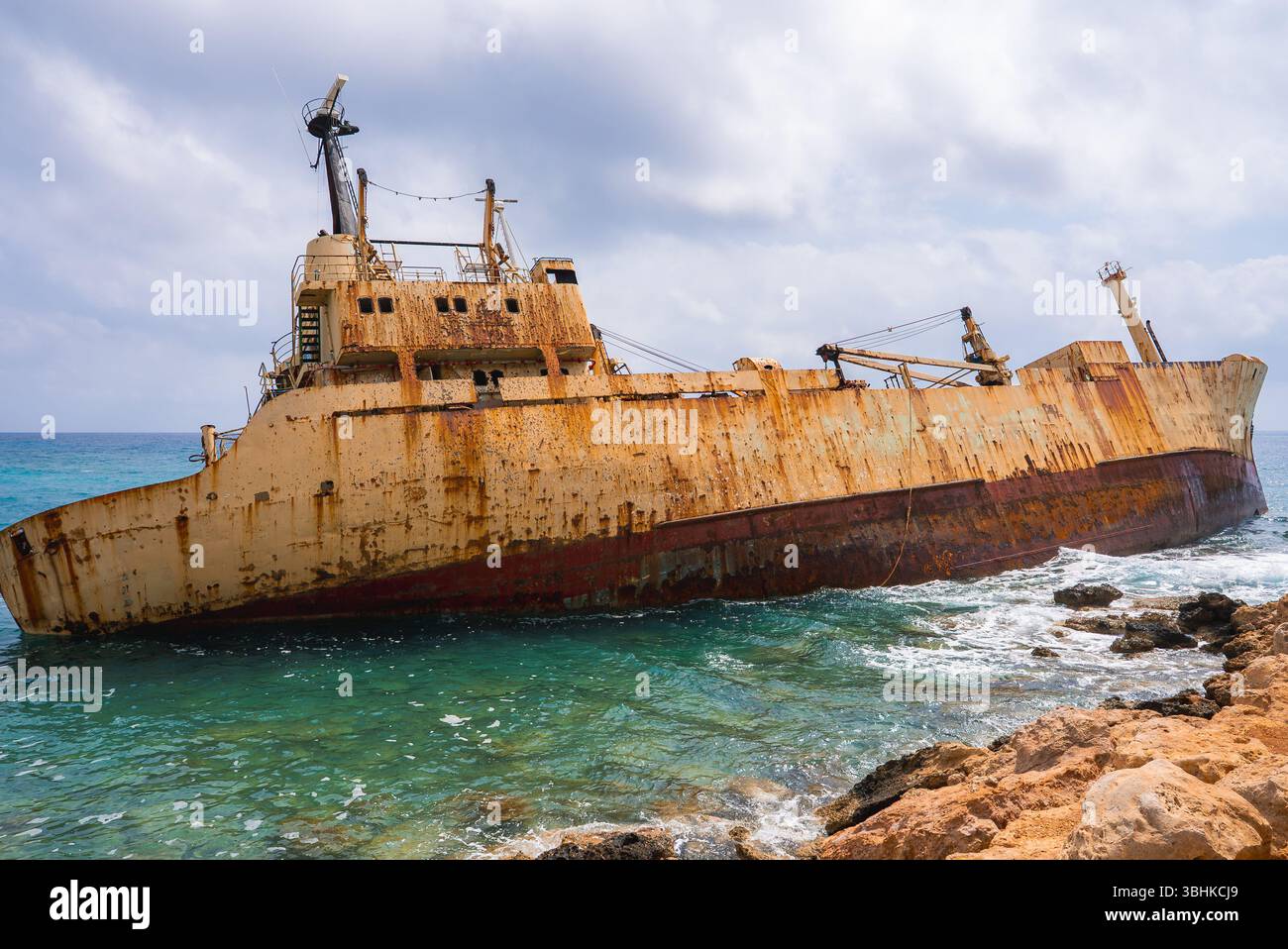Edro III naufragio vicino alla costa rocciosa a Paphos, Cipro Foto Stock