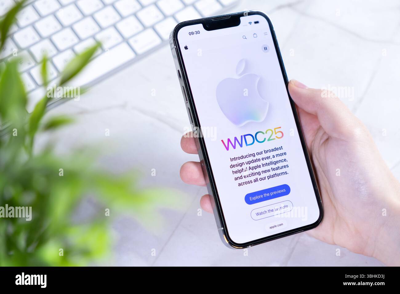 Poznan, Polonia - 10 giugno 2025: Primo piano di smartphone all'avanguardia con il nuovo iOS 26 e un futuristico design in vetro liquido Foto Stock