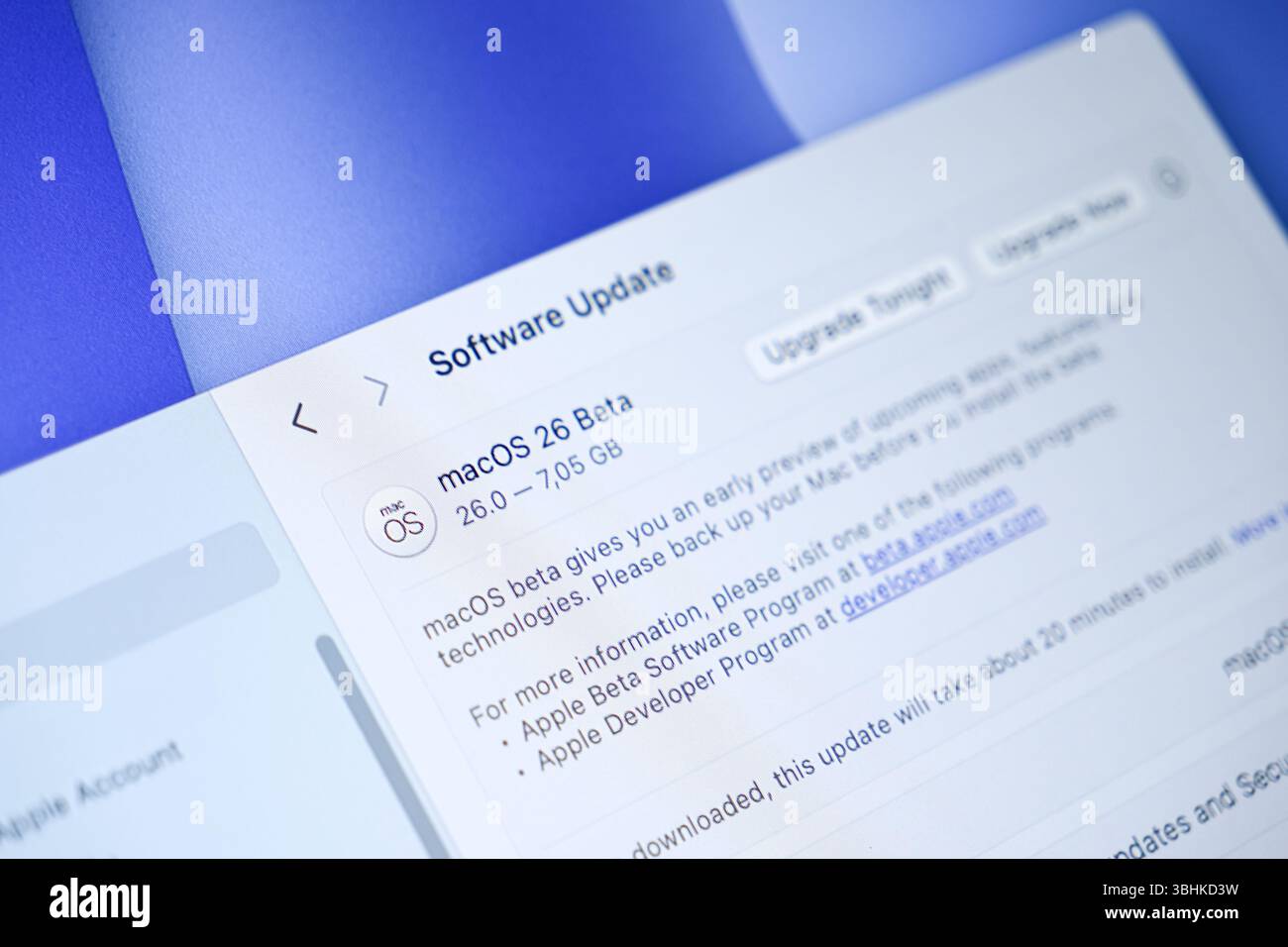 Poznan, Polonia - 10 giugno 2025: Il nuovo aggiornamento DI MACOS 26 viene visualizzato su una schermata del sistema macOS beta, presentando le future innovazioni tecnologiche Foto Stock