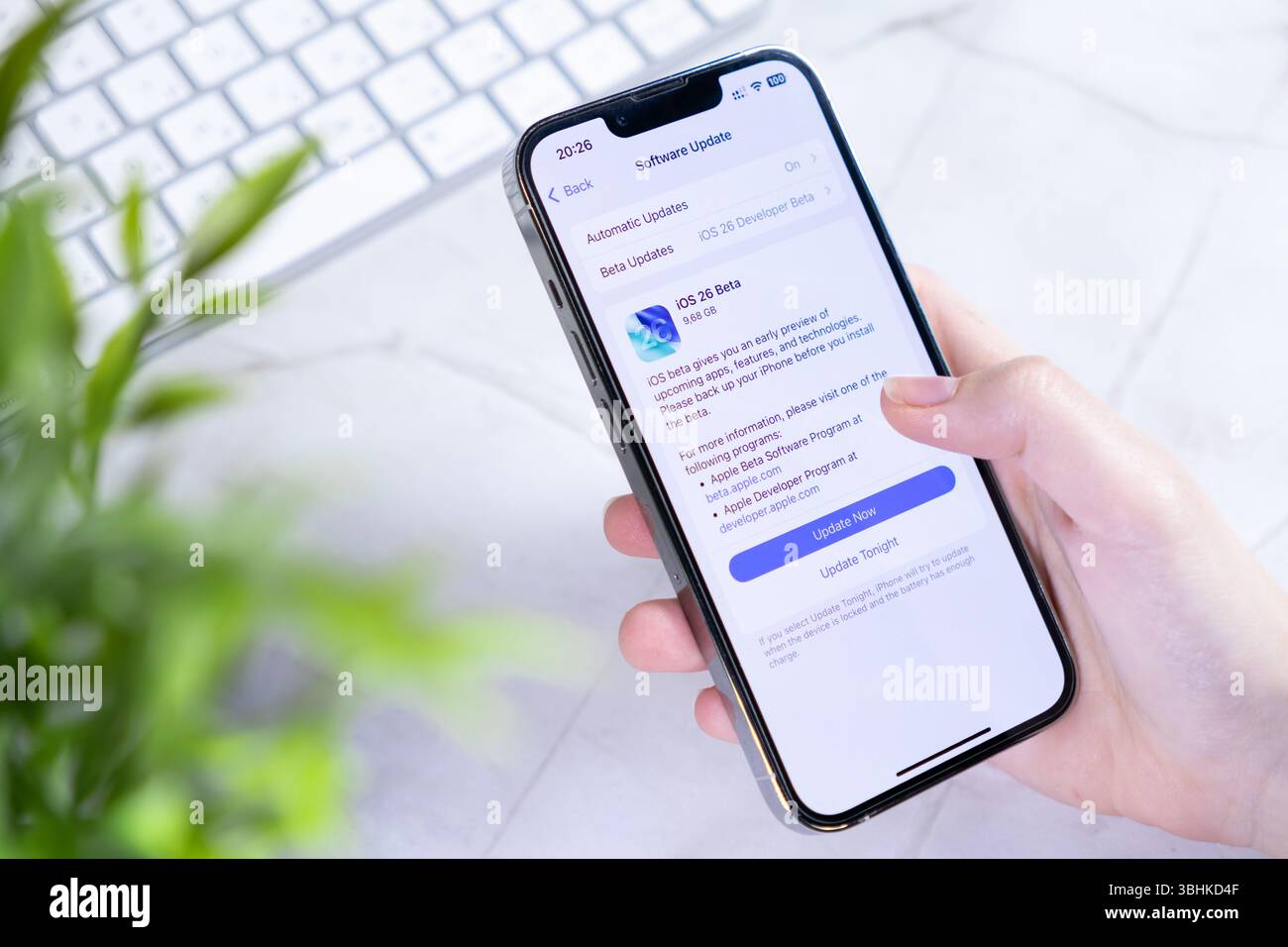 Poznan, Polonia - 10 giugno 2025: Schermata di aggiornamento del software su uno smartphone che mostra la nuova versione beta di iOS 26 con un nuovo design in vetro liquido, che enfatizza il futuro Foto Stock