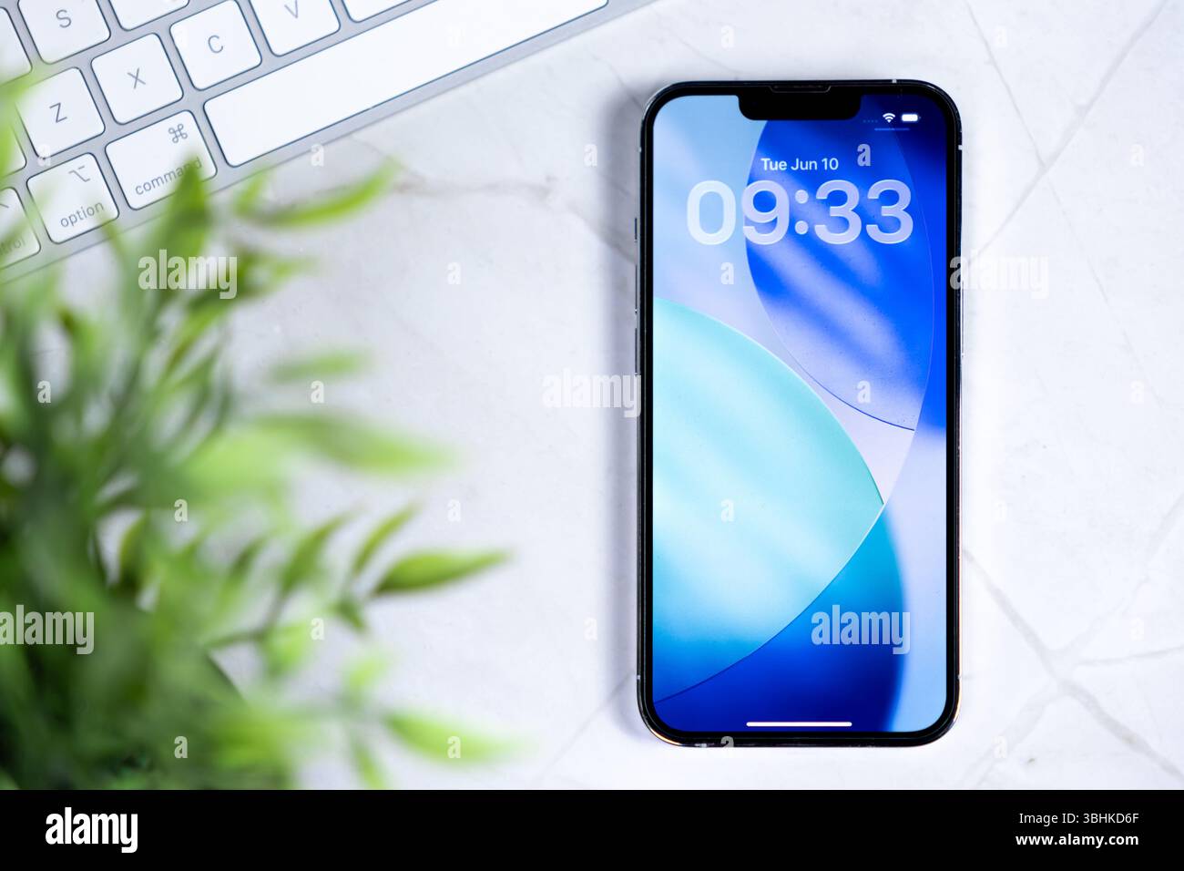 Poznan, Polonia - 10 giugno 2025: Primo piano dello schermo dello smartphone che presenta il nuovo design IOS 26 e Liquid Glass, che rappresenta un'interfaccia mobile futuristica Foto Stock