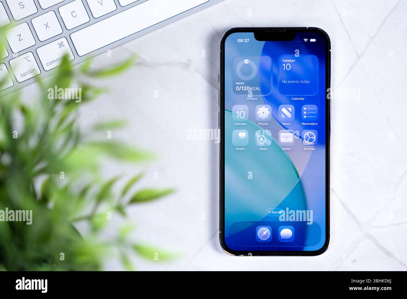 Poznan, Polonia - 10 giugno 2025: Moderno schermo per smartphone che presenta il nuovo sistema operativo iOS 26 con la sua interfaccia Liquid Glass, che offre un versat Foto Stock