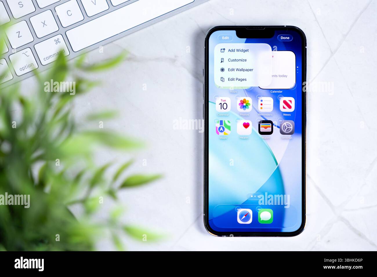 Poznan, Polonia - 10 giugno 2025: Un moderno smartphone Apple iPhone che presenta l'innovativo sistema operativo iOS 26 con il suo design Liquid Glass Foto Stock