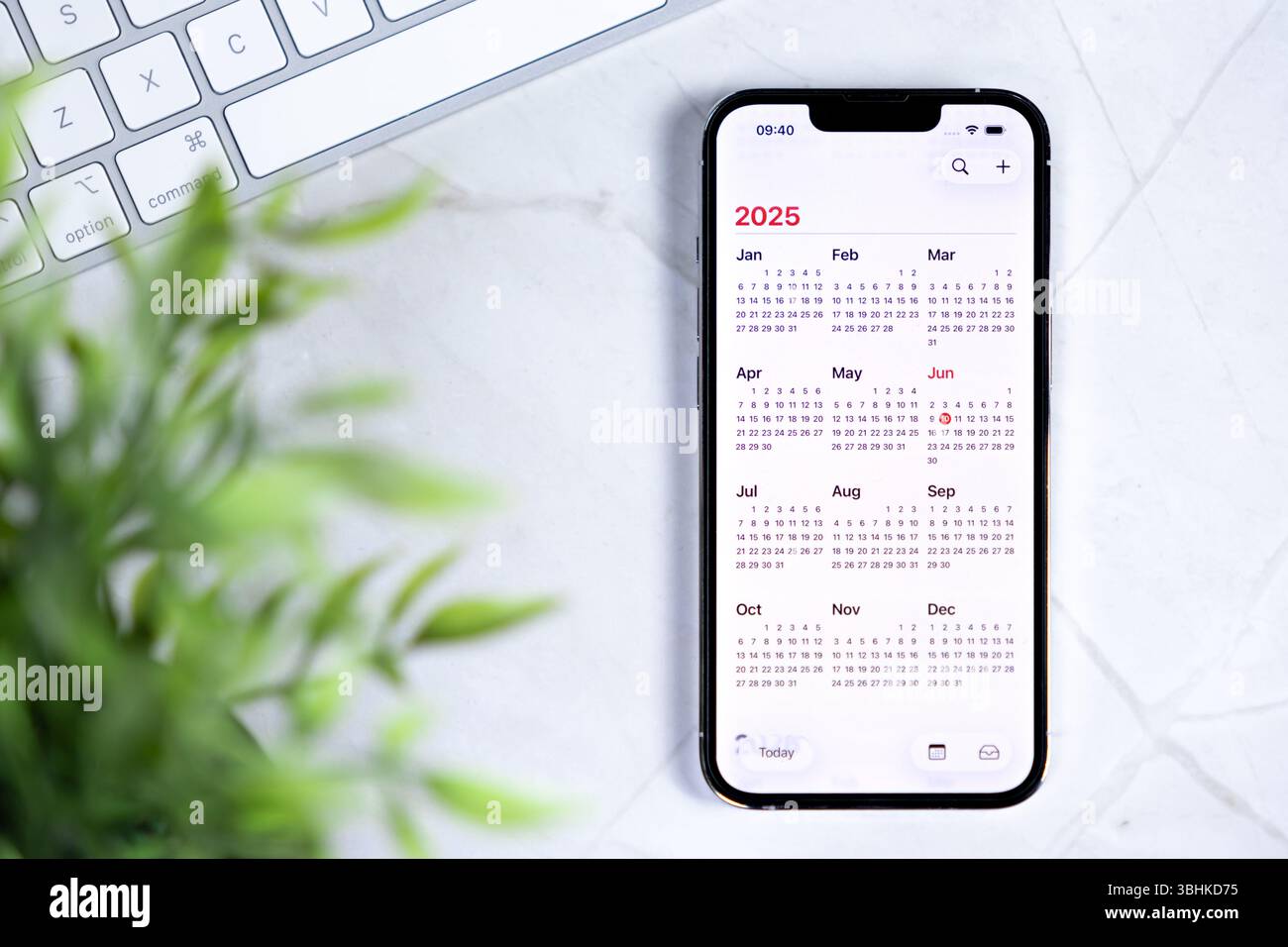 Poznan, Polonia - 10 giugno 2025: NUOVO IOS 26 e NUOVO dispositivo mobile Liquid Glass IN DESIGN con calendario 2025, che illustra i planni del futuro organizzato Foto Stock