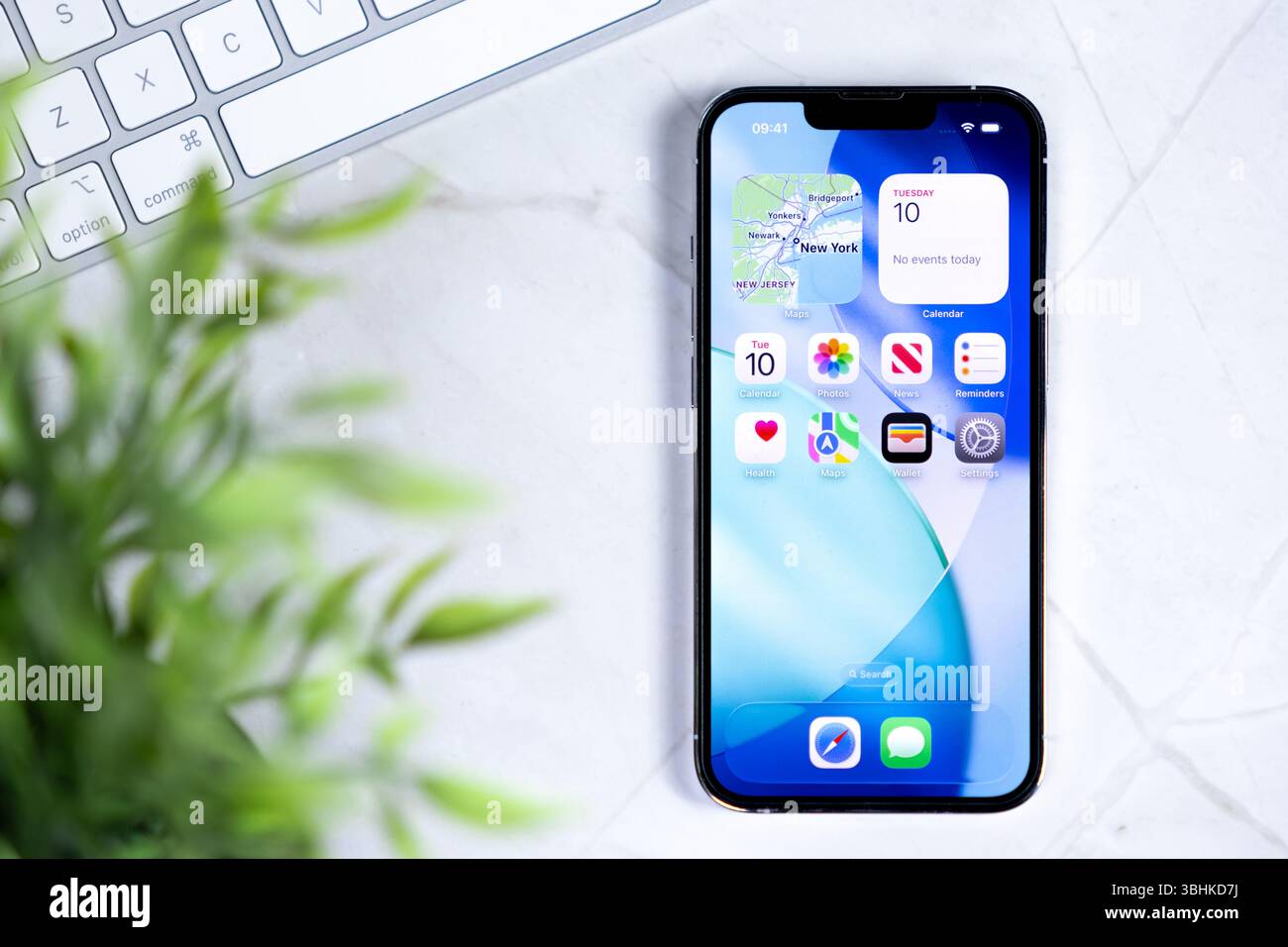 Poznan, Polonia - 10 giugno 2025: Smartphone moderno che mostra il nuovo sistema operativo iOS 26 e il design Liquid Glass, incarnando la tecnologia del futuro e. Foto Stock