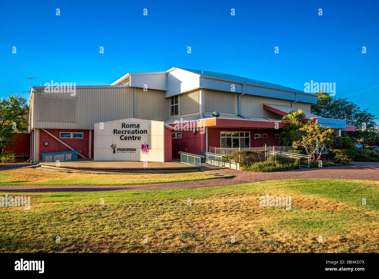 Edificio moderno del Centro ricreativo di Roma sotto Clear Blue Sky, Roma, Australia, 29 novembre 2020 Foto Stock