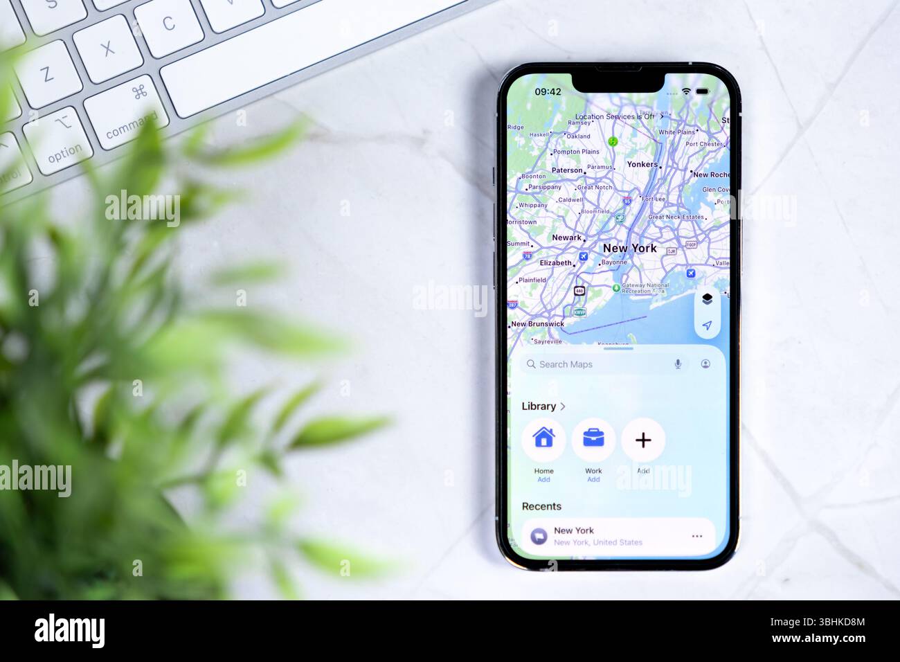 Poznan, Polonia - 10 giugno 2025: Applicazione Apple Maps su un nuovo iPhone iOS 26, con New Liquid Glass nel design, raffigurante New York Foto Stock
