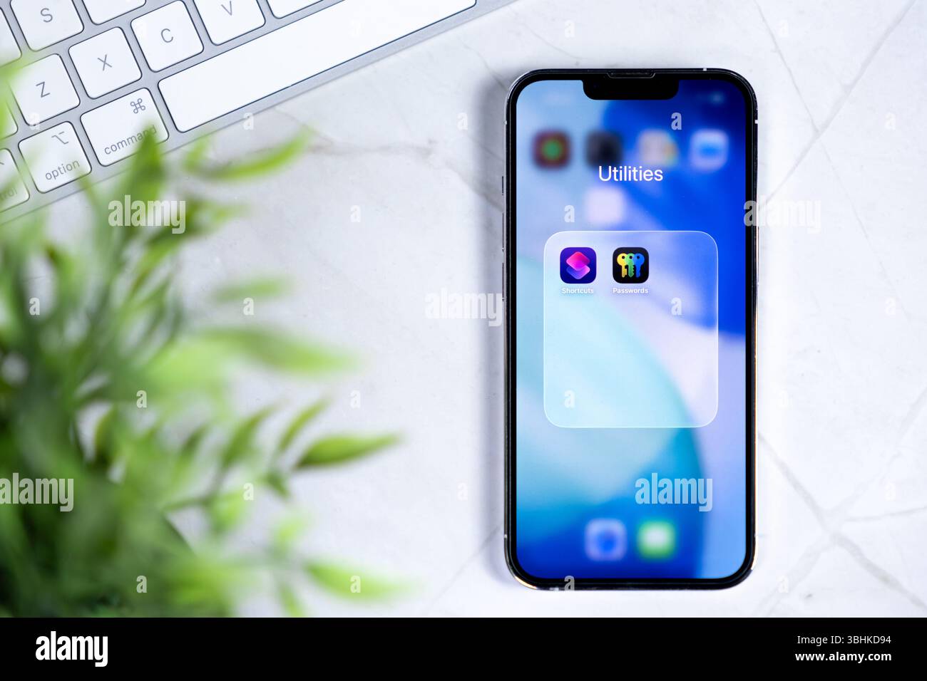 Poznan, Polonia - 10 giugno 2025: Dispositivo mobile innovativo con nuovo design iOS 26 e Liquid Glass, che presenta utility, scelte rapide e password per Foto Stock