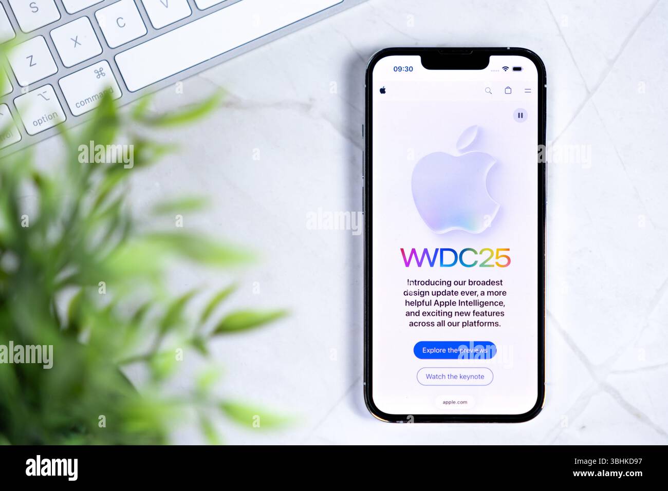 Poznan, Polonia - 10 giugno 2025: WWDC25 su iPhone Apple che mostra IL NUOVO IOS 26 con IL NUOVO DESIGN Liquid Glass, simbolo dell'innovativa tecnologia mobile Foto Stock