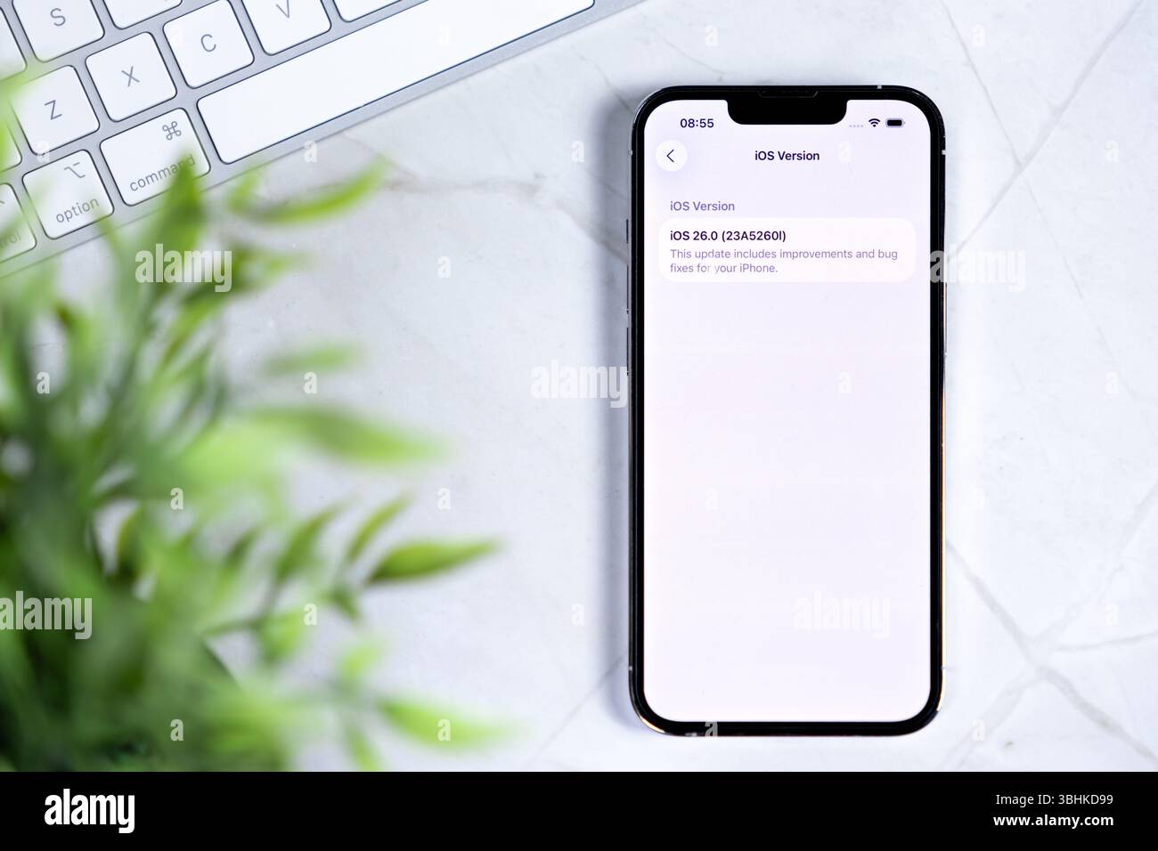 Poznan, Polonia - 10 giugno 2025: Smartphone che mostra il nuovo aggiornamento software iOS 26 con un nuovo design esclusivo in vetro liquido, per migliorare il sistema Foto Stock