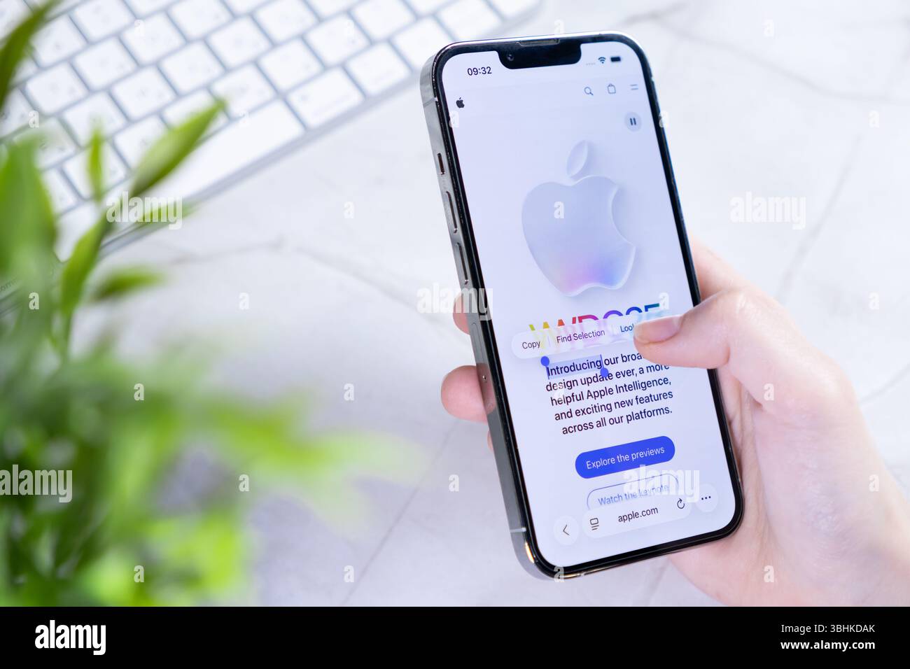 Poznan, Polonia - 10 giugno 2025: Caratteristiche di progettazione di iOS 26 e Liquid Glass esplorate su iPhone Apple, dimostrando un sistema operativo mobile avanzato Foto Stock