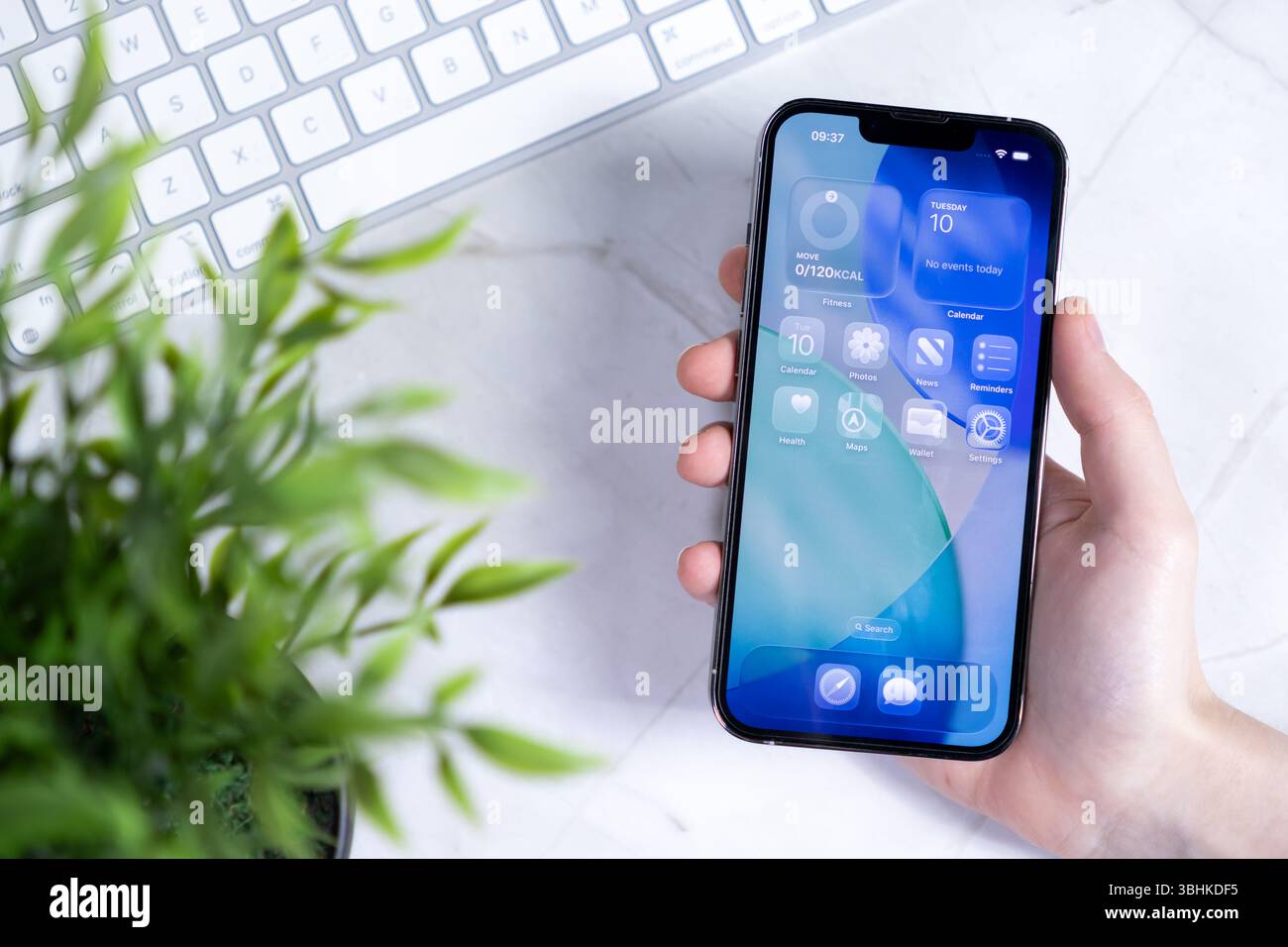 Poznan, Polonia - 10 giugno 2025: A Hand presenta uno schermo per smartphone con l'innovativo sistema operativo iOS 26 dal design Liquid Glass, Foto Stock