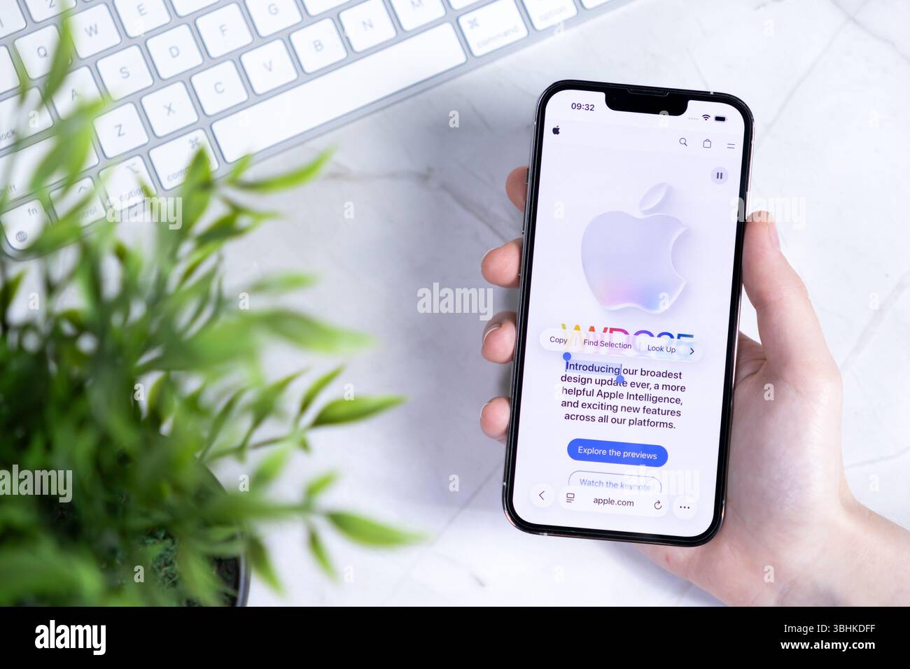 Poznan, Polonia - 10 giugno 2025: NUOVO design IOS 26 e Liquid Glass su un iPhone Apple, che presenta software mobile e interfaccia utente innovativi per il futuro Foto Stock