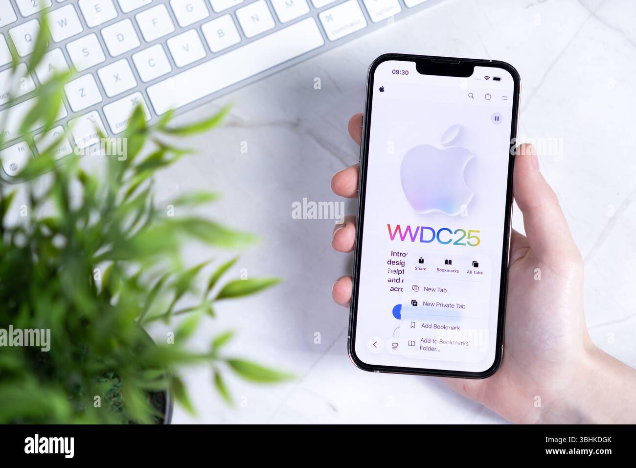 Poznan, Polonia - 10 giugno 2025: Nuova interfaccia iOS 26 e Liquid Glass su uno smartphone Apple, che presenta un design elegante, un menu browser innovativo, e. Foto Stock