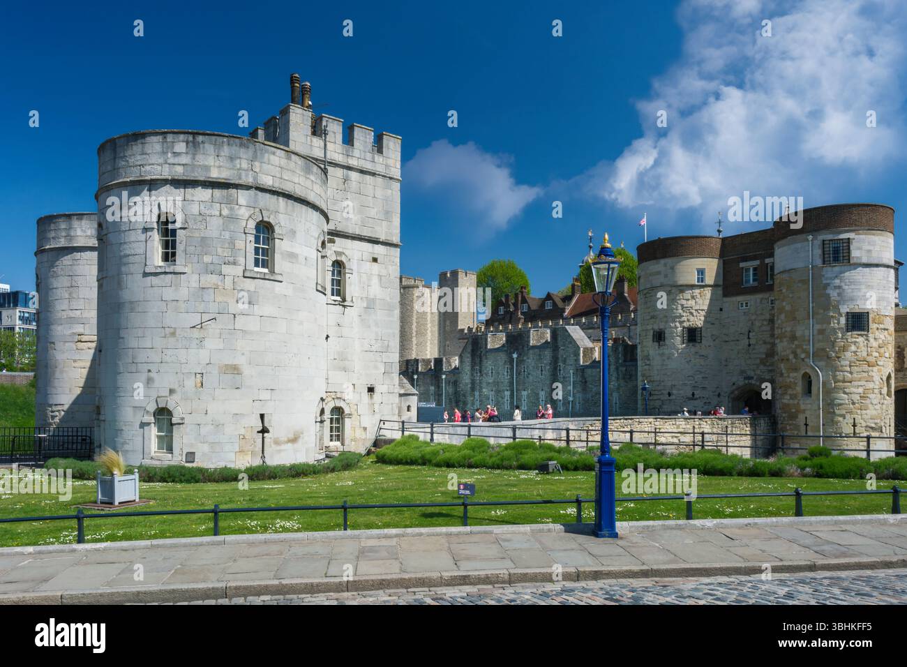Londra, Inghilterra - la Middle Tower e la Byward Tower presso la Torre di Londra in una luminosa giornata di primavera nel centro di Londra. Foto Stock
