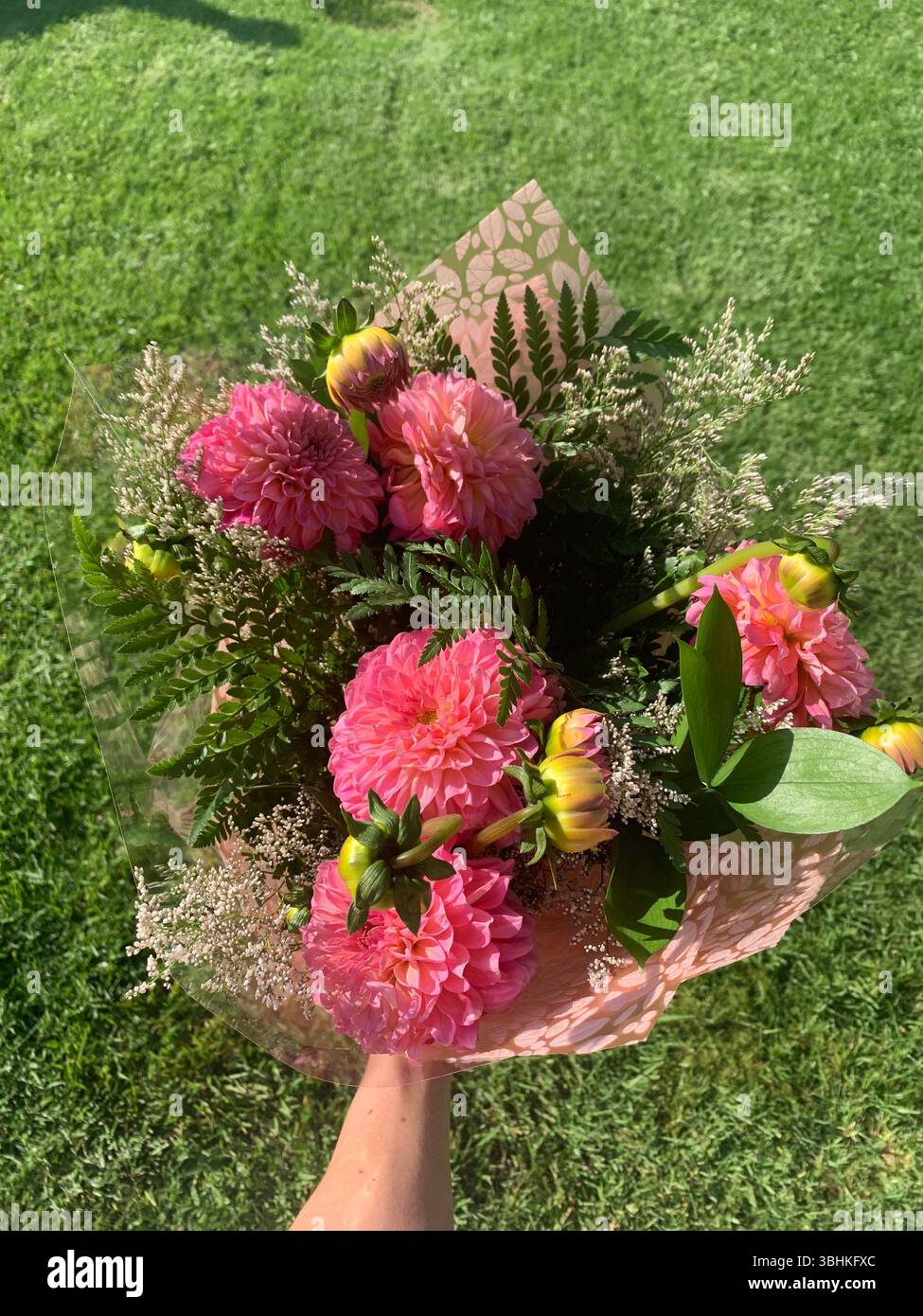 boquet di fiori rosa con sfondo erba - Immagine stock catturata con smartphone