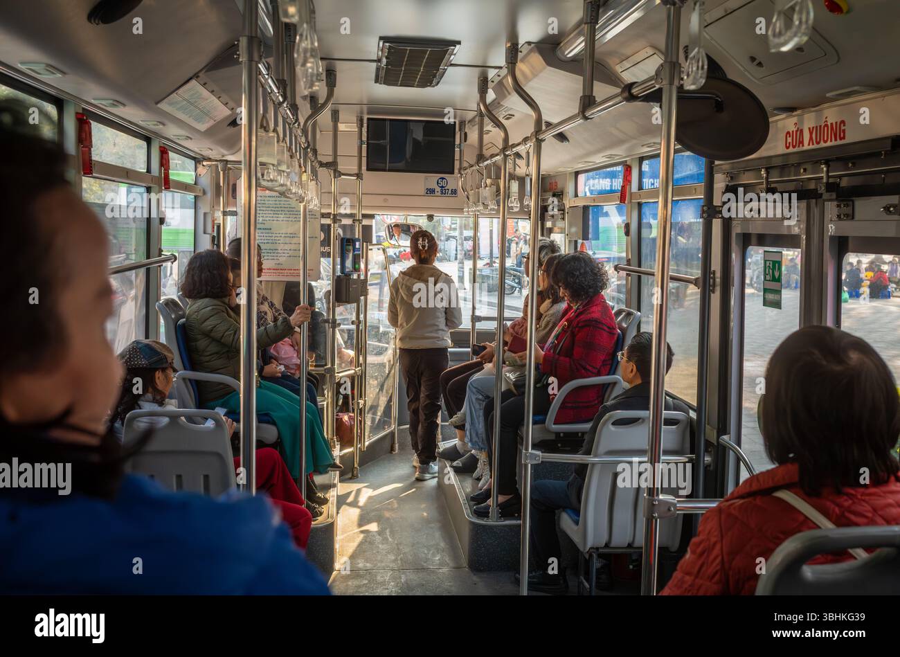 Passeggeri vietnamiti che viaggiano su un autobus pubblico nel centro di Hanoi, Vietnam. Foto Stock