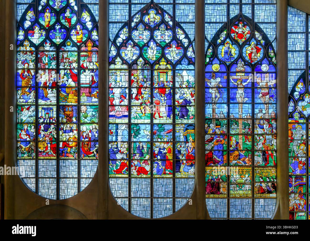 All'interno della chiesa di Santa Giovanna d'Arco (Église Sainte-Jeanne-d'Arc) a Rouen. Completato nel 1979, riutilizzando 13 vetrate conservate di epoca rinascimentale. Foto Stock