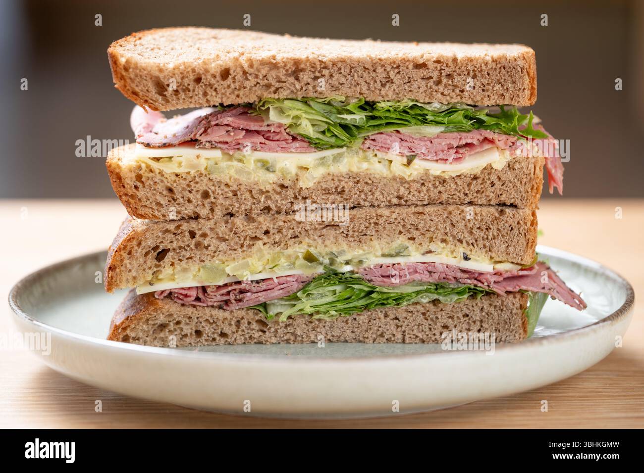 REGNO UNITO. Un generoso panino di pastrami di manzo in stile newyorkese servito su pane di segale marrone con insalata e salsa mayo. Foto Stock