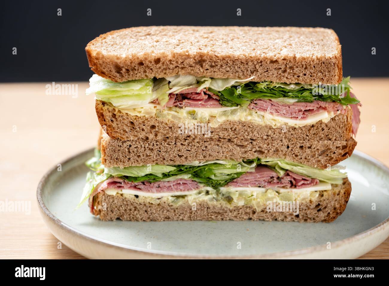 REGNO UNITO. Un generoso panino di pastrami di manzo in stile newyorkese servito su pane di segale marrone con insalata e salsa mayo. Foto Stock