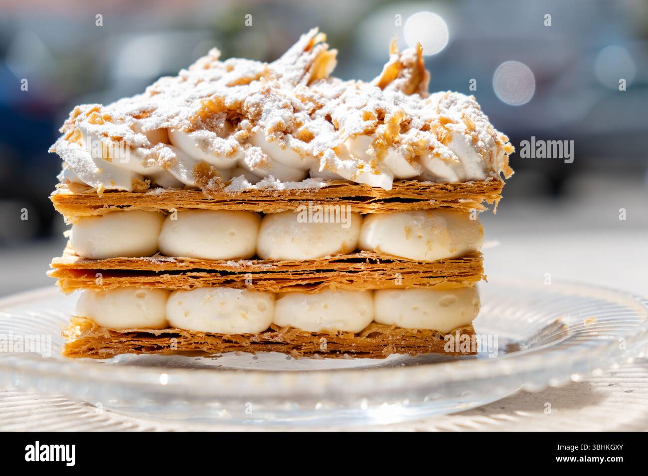 Una millefoglie di pasticceria nota anche come pasta Napoleone o fetta di vaniglia. Il dessert viene preparato utilizzando strati di pasta sfoglia separati da strati di panna Foto Stock