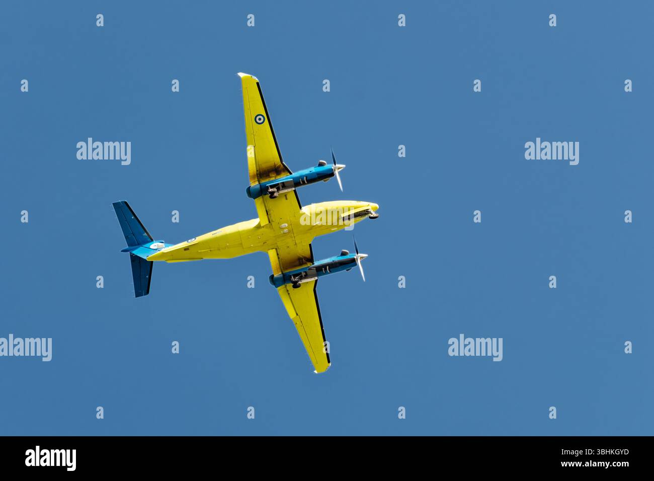 Rodi, Grecia. Un'ambulanza aerea Beechcraft King Air si prepara ad atterrare all'aeroporto di Rodi. Una donazione della Fondazione stavros niarchos o SNF Foto Stock