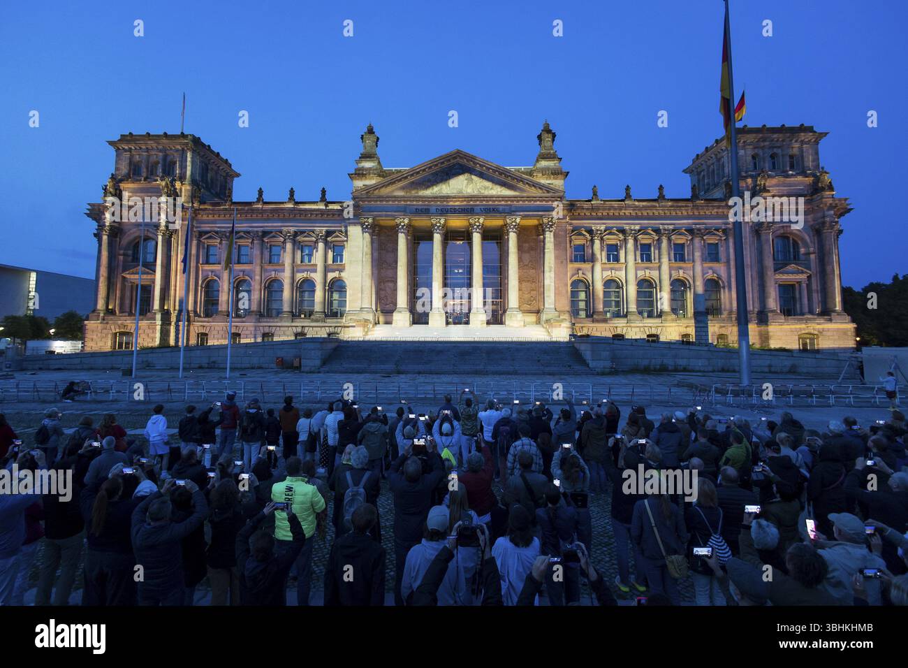 In occasione del 30° anniversario dell'avvolgimento del Reichstag da parte di Christo e Jeanne-Claude dal 24 giugno al 7 luglio 1995, i pannelli in tessuto saranno in proj Foto Stock