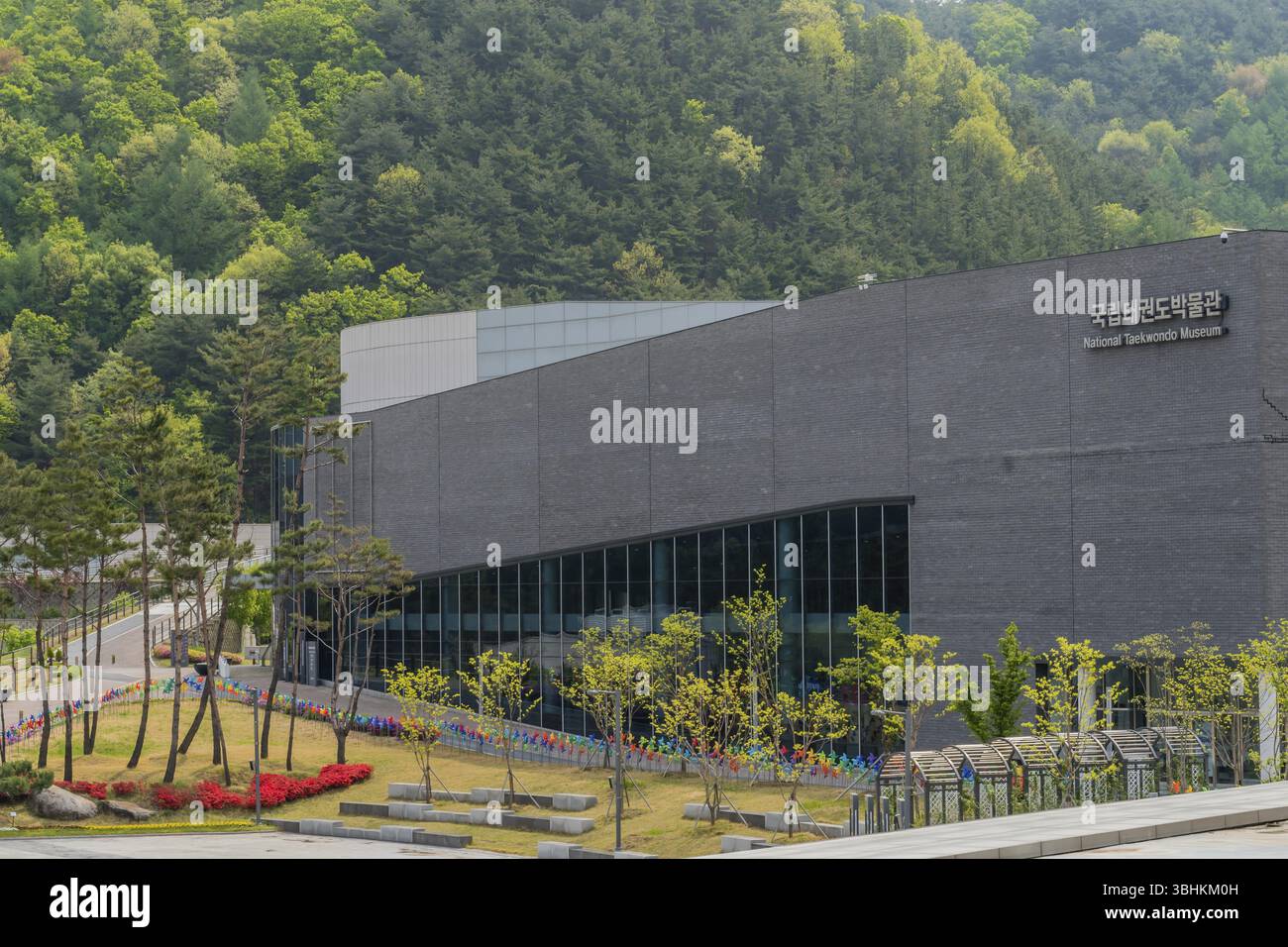 Muju, Corea del Sud. 1° maggio 2019: Vista esterna del Museo Nazionale di Taekwondo e del paesaggio circostante Foto Stock
