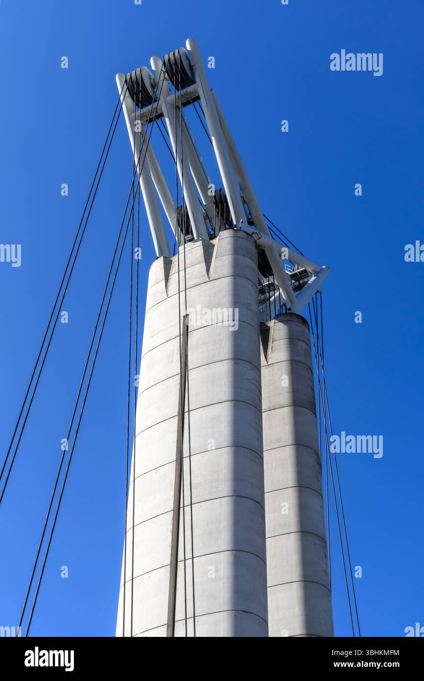 Il ponte Gustave Flaubert attraversa la Senna vicino a Rouen. Il progetto doveva consentire alle navi alte e alle navi da crociera di raggiungere i Quays lungo la Senna a Rouen. Foto Stock