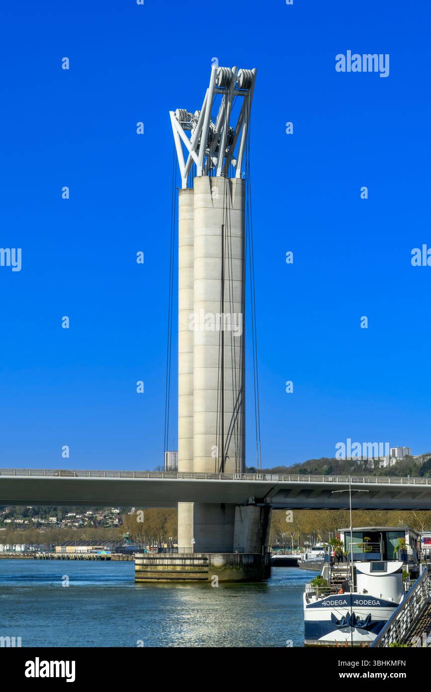 Il ponte Gustave Flaubert attraversa la Senna vicino a Rouen. Il progetto doveva consentire alle navi alte e alle navi da crociera di raggiungere i Quays lungo la Senna a Rouen. Foto Stock