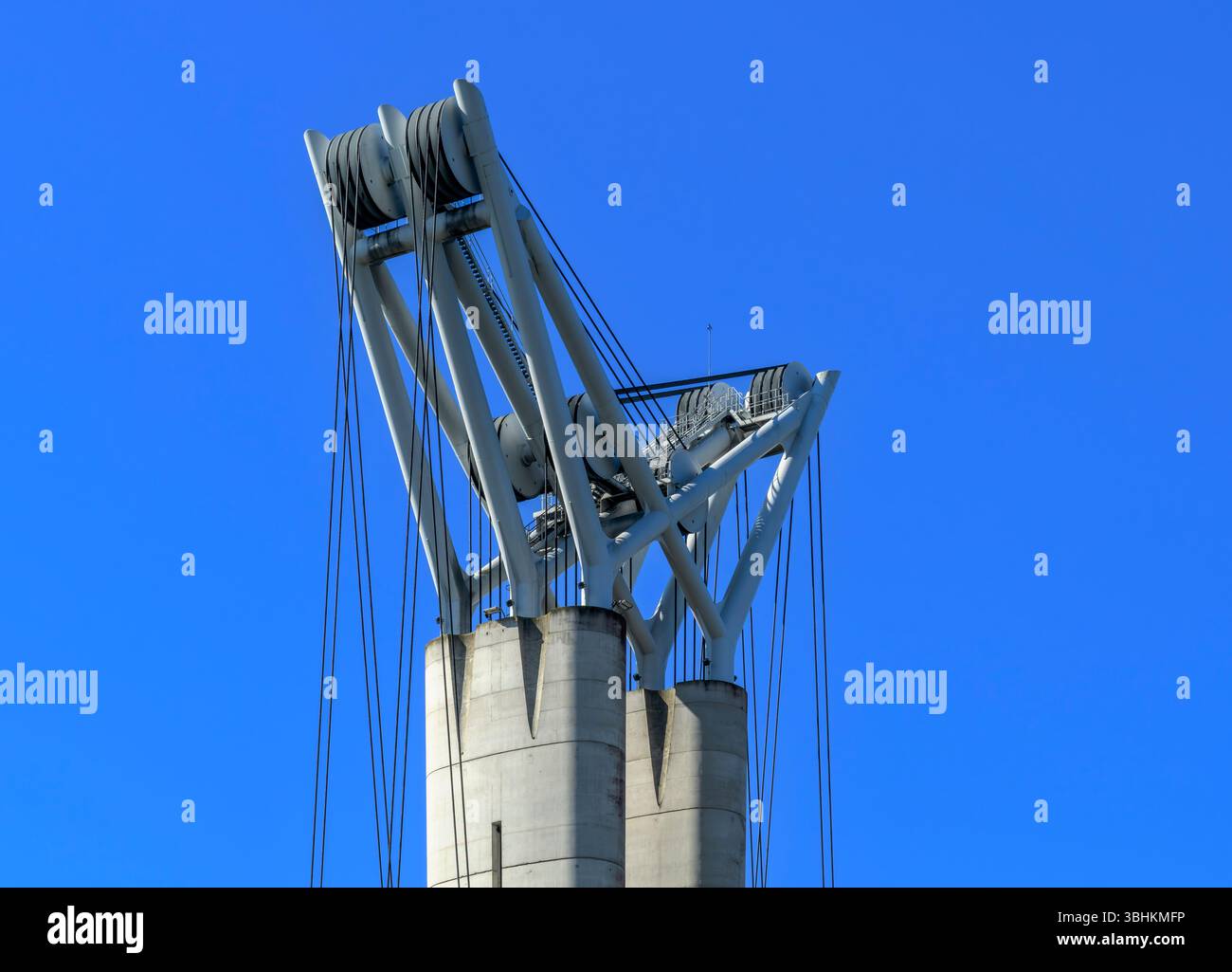 Il ponte Gustave Flaubert attraversa la Senna vicino a Rouen. Il progetto doveva consentire alle navi alte e alle navi da crociera di raggiungere i Quays lungo la Senna a Rouen. Foto Stock