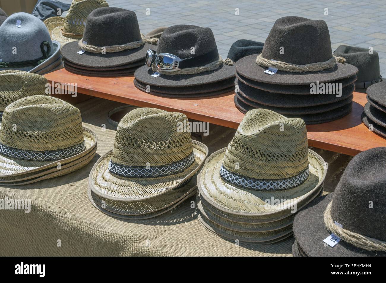 Mercato settimanale, stalla con cappelli di campagna su Hildegardplatz, Kempten, Allgaeu, Svevia, Baviera, Germania, Europa Foto Stock