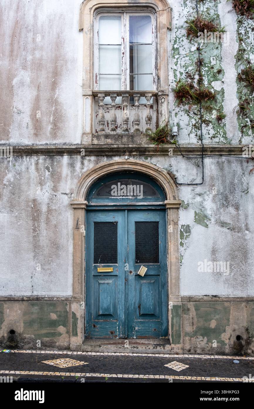 Affascinante doppia porta blu sbiadita nell'Europa storica - architettura rustica Foto Stock