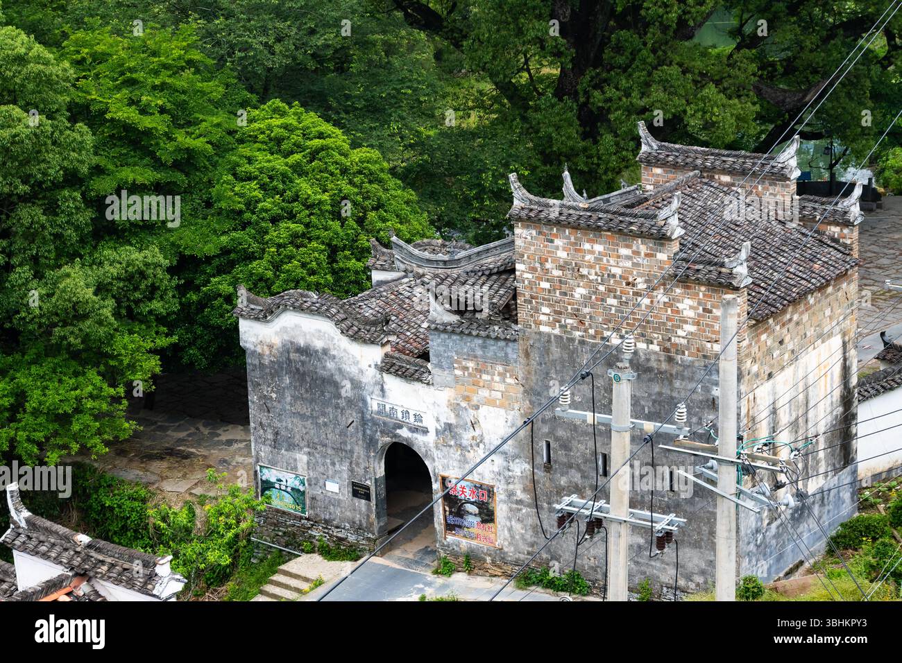 Case in mattoni di stile tradizionale con tetto piastrellato di terracotta. Provincia di Anhui, Cina. Foto Stock