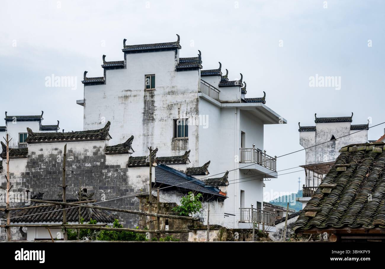 Case di stile tradizionale con tetto piastrellato di terracotta e pareti bianche. Provincia di Anhui, Cina. Foto Stock